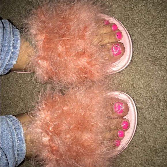 Chase + Chloe Fur Slippers - Picture 5 of 5